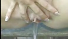 Retró videó egy fiatal lánnyal ki a padon pisil és masztizik