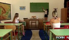 Iskolás lányok a tanteremben pisilték le egymást szex videó