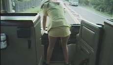 A busz elejében pisilte össze magát a japán nő
