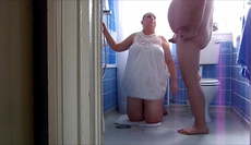 Duci házaspár a mosdóban pisi élvezkedik