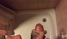 Pisilés a zuhanyzóban szex videó