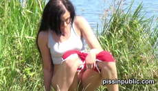 A szexi csajok élvezik a tó melletti pisilést